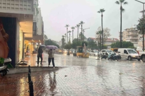 Alanya’da sağanak yağış ve dolu etkili oldu