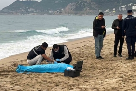 Alanya’da sahilde bir kadın ölü bulundu