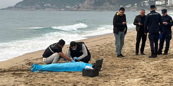 Alanya’da sahilde bir kadın ölü bulundu