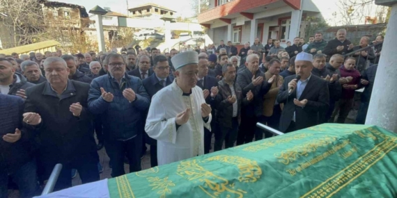 Alaplı İlçe Milli Eğitim Müdürü annesinin cenaze namazını kıldırdı