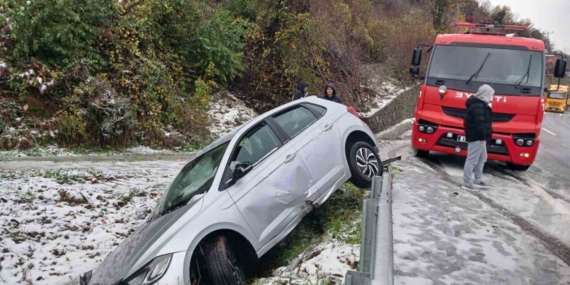 Alaplı’da otomobil yoldan çıktı