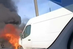 Alev alan servis minibüsü küle döndü