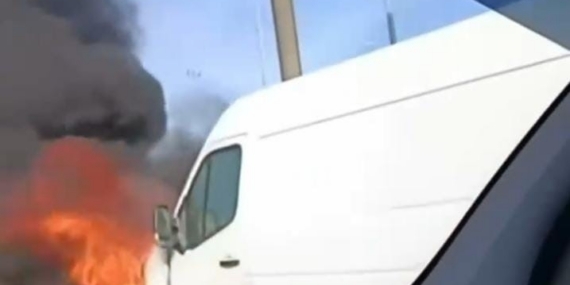 Alev alan servis minibüsü küle döndü