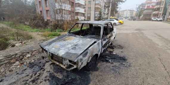 Alev topuna dönen otomobilden geriye demir yığını kaldı