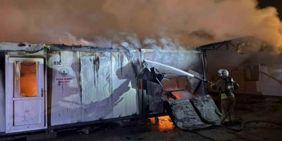 Alevlere teslim olan 6 konteyner yandı