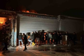 Alevlere teslim olan iş yerlerindeki araçları kurtarmak için zamanla yarıştılar