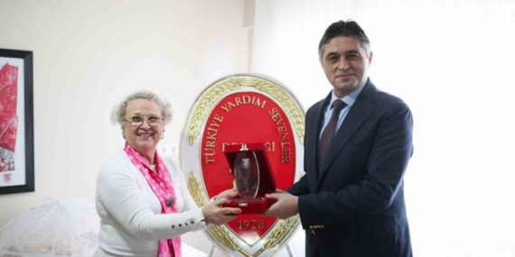 Aliağa Belediye Başkanı Serkan Acar’a desteklerinden dolayı plaket