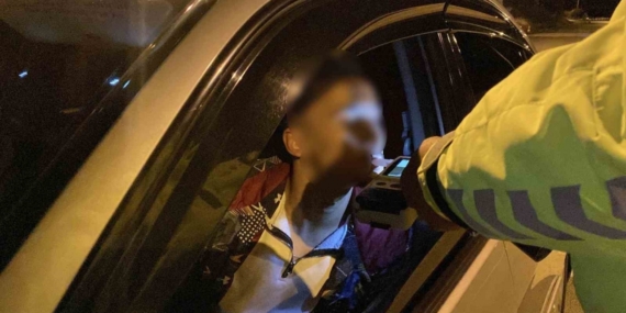 Alkollü çevirmeye girdi, ehliyeti gitmesin diye uzun süre dil döktü