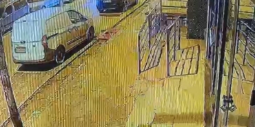 Alkollü sürücü, park halindeki araca çarparak takla attı; o anlar kamerada