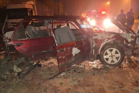 Alkollü sürücü sollama yaparken duvara çarptı: 3 yaralı