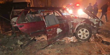 Alkollü sürücü sollama yaparken duvara çarptı: 3 yaralı