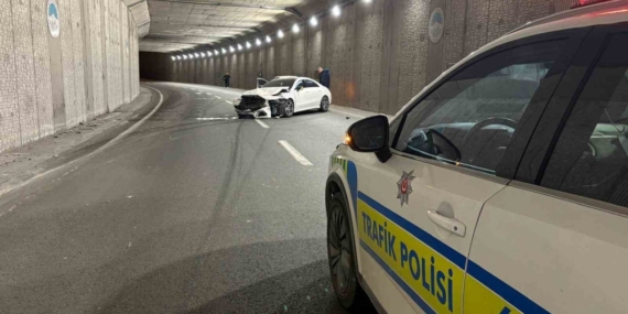 Alkollü sürücünün karıştığı kazada lüks otomobil pert oldu