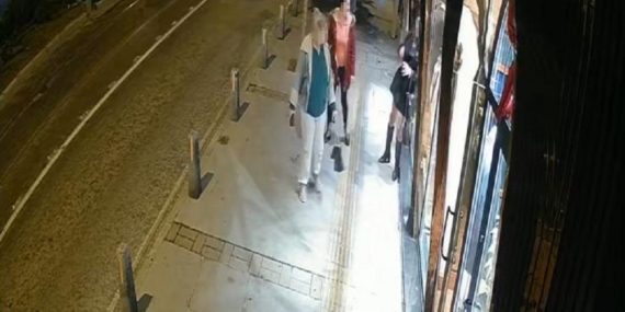 Alkollü travesti, başıyla vurduğu iş yeri vitrin camını kırdı