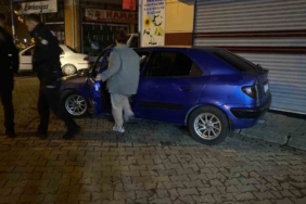 Alkolün etkisi ile araçta sızdı, vatandaşlar hayatından endişe etti