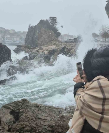 Amasra’da dalga boyu 3 metreye ulaştı