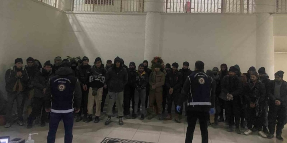 Amasya’da çinko yüklü tırdan 37 kaçak göçmen çıktı