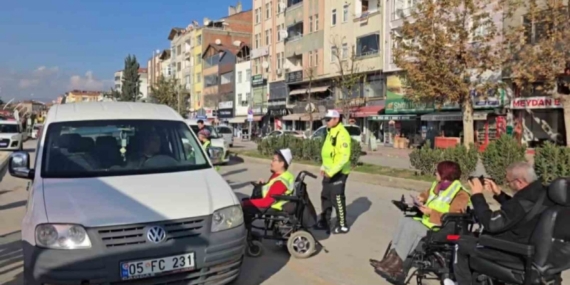 Amasya’da polis, sürücüleri engelli vatandaşlar için durdurdu