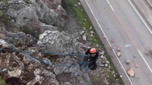 Amasya’da riskli kaya parçaları sökülerek yola düşürüldü, hummalı çalışma dronla görüntülendi