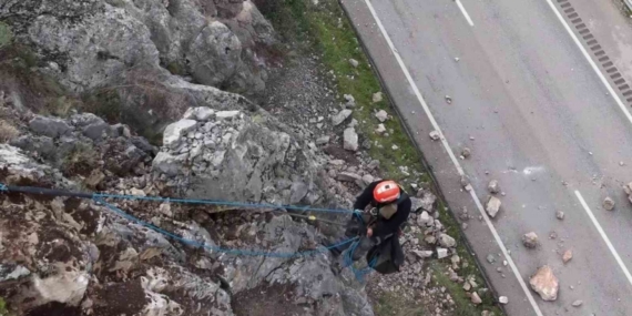 Amasya’da riskli kaya parçaları sökülerek yola düşürüldü, hummalı çalışma dronla görüntülendi