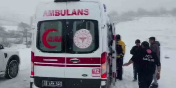 Ambulansla karda mahsur kalan hastayı belediye ekipleri kurtardı