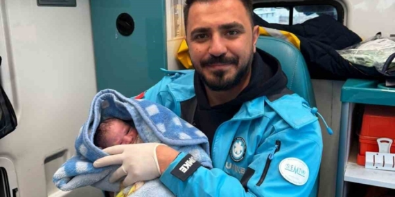 Ambulansta doğum yapan anne bebeğine sağlık personelinin adını verdi