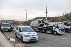 Ankara’da hafif ticari araç ile otomobil çarpıştı: 1 ölü, 3 yaralı