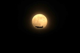 Ankara’da Süper Ay ve uçak aynı karede