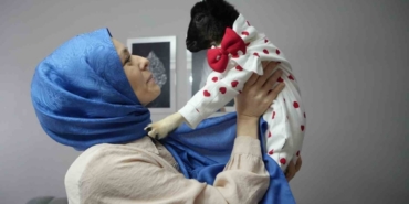 Annesi ölen kuzuya evinde bebek gibi bakıyor