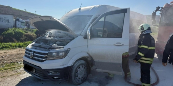 Antakya’da seyir halindeki minibüste korkutan yangın