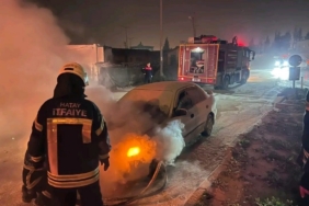 Antakya’da yanan otomobilde hasar oluştu