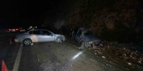 Antalya’da aynı yönde giden iki otomobil çarpıştı:4 yaralı