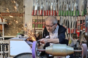 Antalya’da bıçak bileme ustası mesleğini yaşatıyor, 50-60 bin liraya çırak bulamıyor