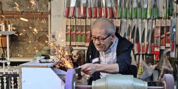 Antalya’da bıçak bileme ustası mesleğini yaşatıyor, 50-60 bin liraya çırak bulamıyor
