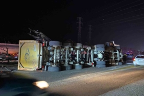 Antalya’da EDS direğine çarpan tır devrildi: 2 yaralı