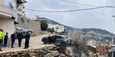 Antalya’da geri manevra yapan araç şarampolde asılı kaldı