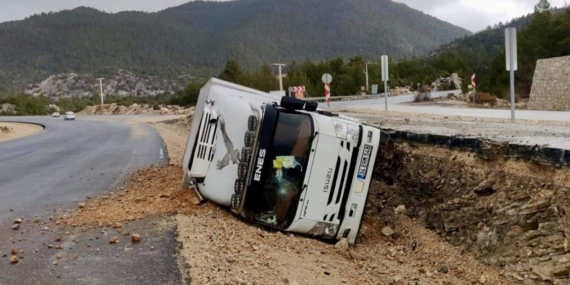 Antalya’da kamyon devrildi, sürücü yaralandı