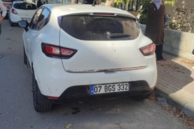 Antalya’da park halindeki otomobile çarpan motosikletli yaralandı