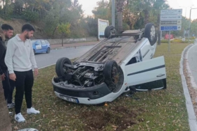Antalya’da refüje çarpıp ters dönen araçtan ayakta çıktı
