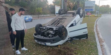 Antalya’da refüje çarpıp ters dönen araçtan ayakta çıktı