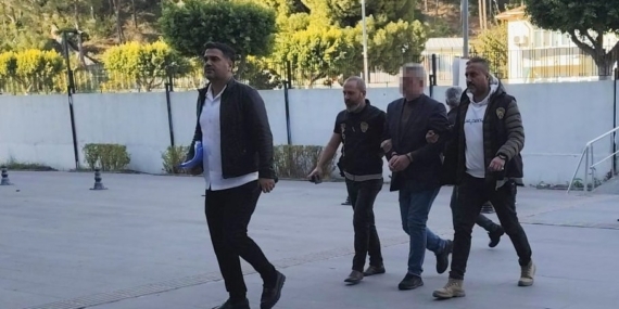 Antalya’da sahibi olduğu markette tartıştığı 2 kişiyi öldüren cinayet zanlısı adliyeye sevk edildi