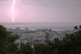 Antalya’da şiddetli yağış etkili oldu, şimşekler görsel şölen oluşturdu