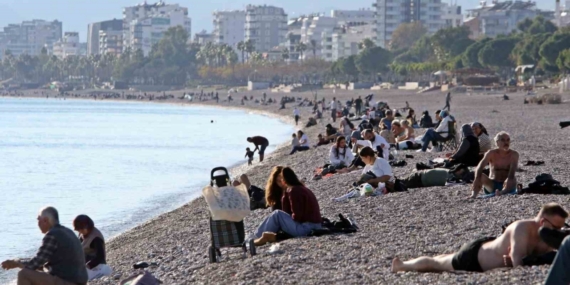 Antalya’nın gecesi kış, gündüzü yaz: "Akşam soba yaktık, gündüz güneşleniyoruz"