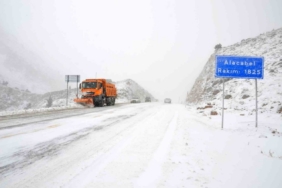 Antalya’ya kar yağışı aralıklarla devam ediyor