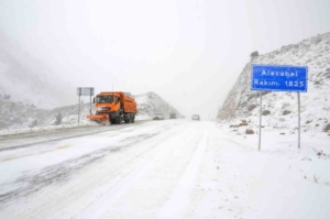 Antalya’ya kar yağışı aralıklarla devam ediyor