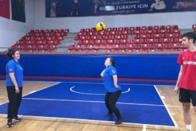 Antrenman izlemeye gelen özel bireyler kendilerini sahada buldular