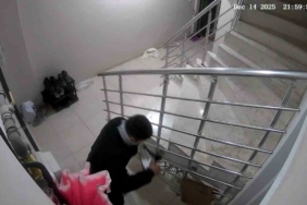 Apartmandan ayakkabı hırsızlığı kameraya yansıdı