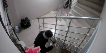 Apartmandan ayakkabı hırsızlığı kameraya yansıdı