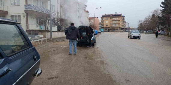 Araç yangınını vatandaşlar söndürdü