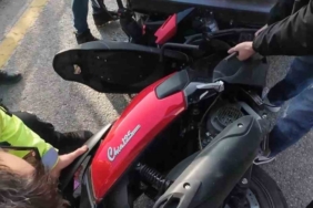 Aracın altında sıkışan motosiklet böyle çıkarıldı