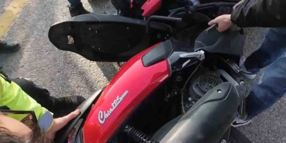 Aracın altında sıkışan motosiklet böyle çıkarıldı